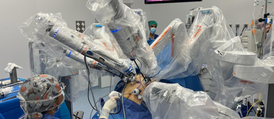 El Hospital Arnau de Vilanova realiza con éxito la primera cirugía bariátrica asistida con el robot HUGO en España