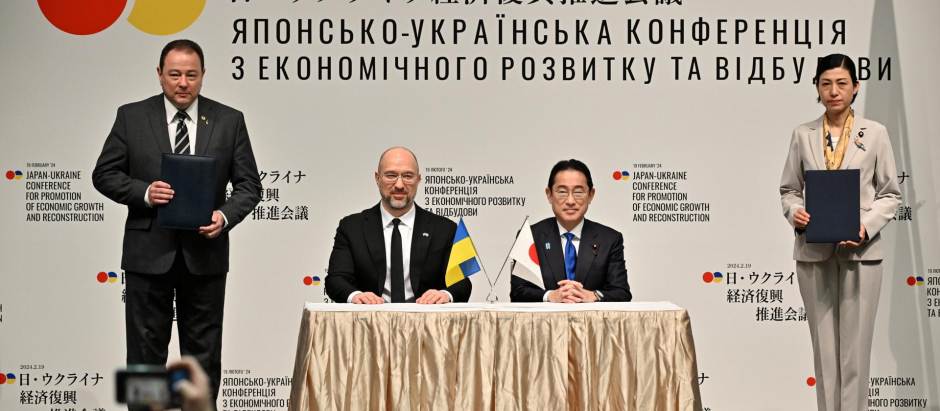 Denys Shmyhal, primer ministro de Ucrania y Fumio Kishida, primer ministro de Japón