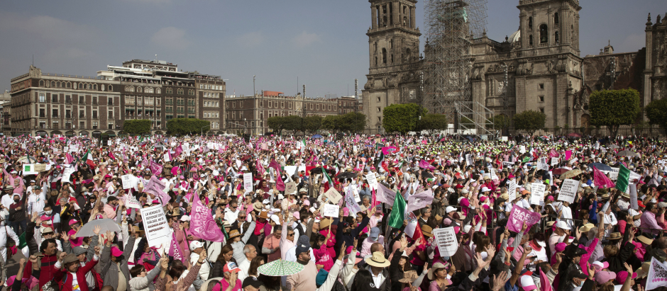 Miles de mexicanos se reunieron en la céntrica plaza de el Zócalo contra López Obrador