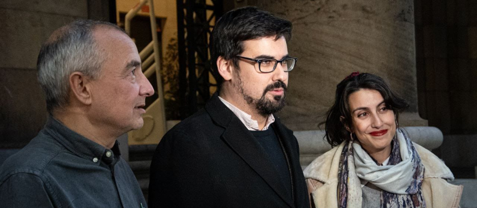 El presidente de Izquierda Española con dos de sus impulsores, José Errasti y Laura Montecino