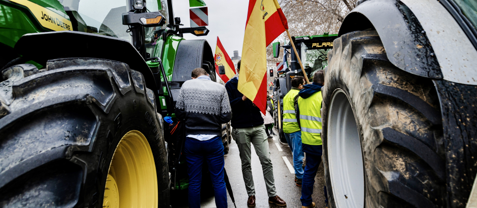 Tractores y agricultores se concentran en las inmediaciones del Ministerio de Agricultura