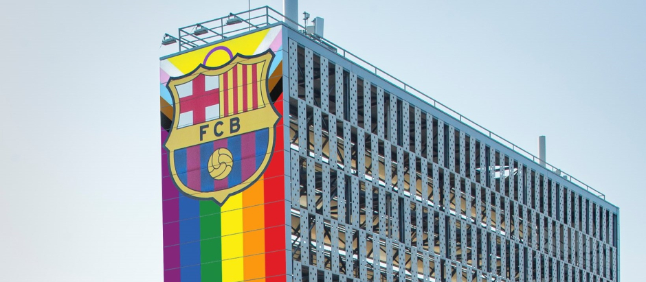 La imagen compartida por el Barcelona con la bandera  LGTBI