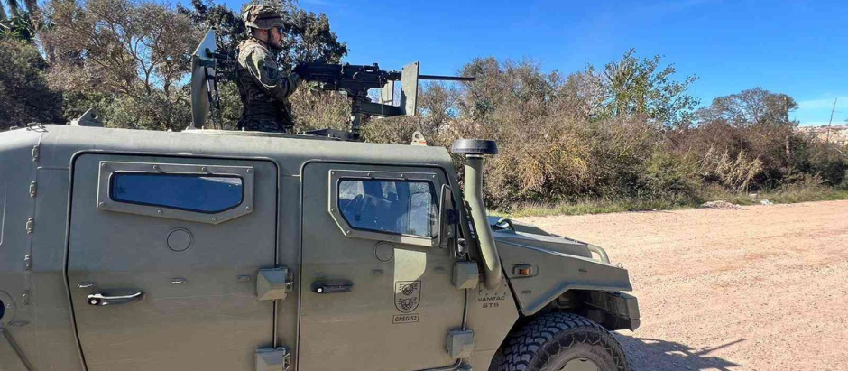 Patrulla militar del Grupo Táctico en la ciudad autónoma de Melilla con un Vamtac ST5 con aetralaldora