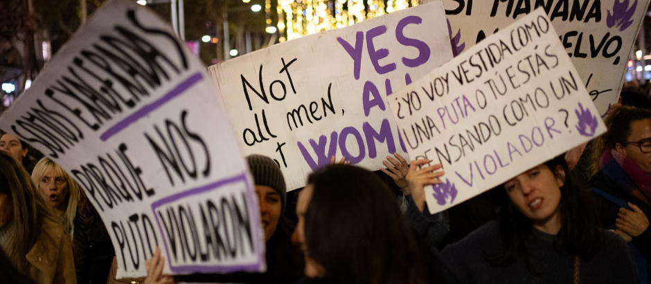 Varias mujeres muestran carteles, durante una manifestación por el 25N
