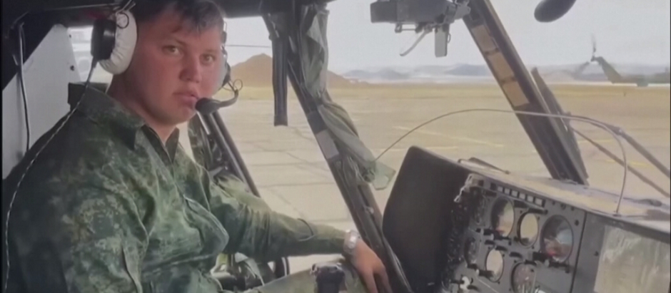 Maksim Kuzminov a los mandos del helicóptero Mi-8 que pilotaba