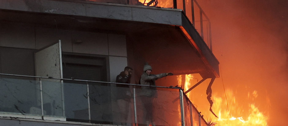 Dos personas aguardan en el balcón a ser rescatadas en el incendio declarado sobre las cinco y media de esta tarde en un quinto piso de un edificio de viviendas de València que ha afectado totalmente al inmueble y se ha propagado a otro anexo, y los bomberos intentan aún rescatar a vecinos desde los balcones.