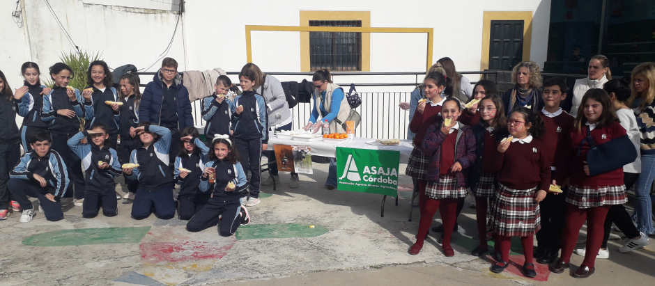 Escolares celebrando el Día de Andalucía con un desayuno molinero