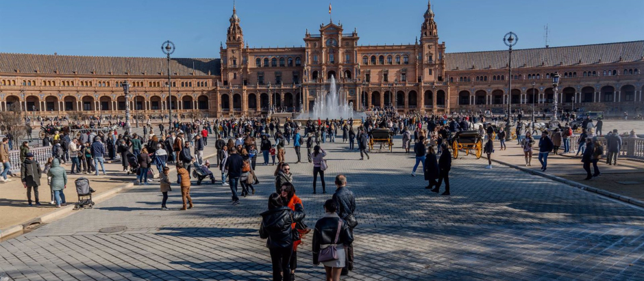 La Plaza de España de Sevilla, llena de turistas, en una imagen de archivo