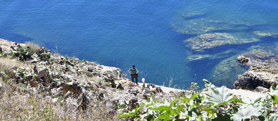 Un agente de la Guardia Civil observa las costas de Ceuta