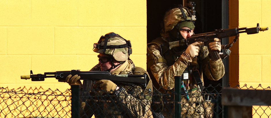 Soldados ucranianos durante un entrenamiento militar en este de Inglaterra