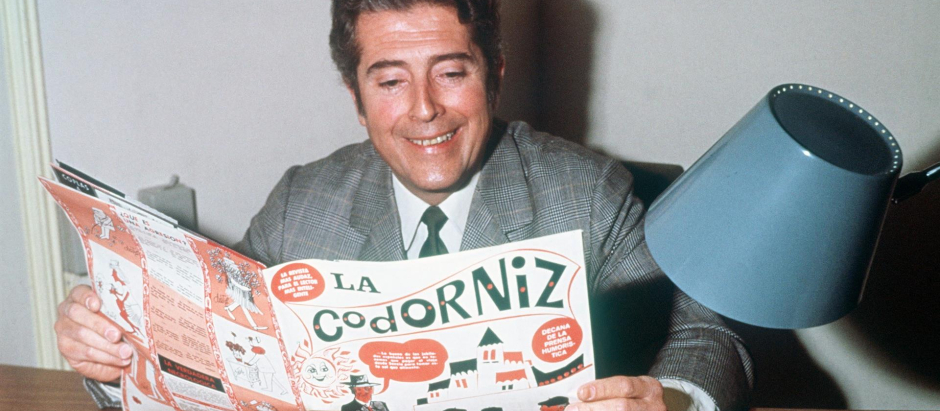 El escritor y director de 'La Codorniz' Álvaro de Laiglesia posa junto a un ejemplar de la revista