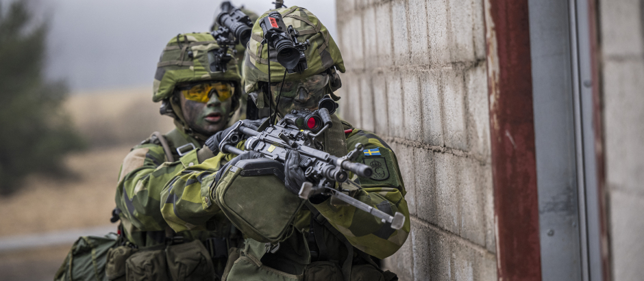 Soldados suecos en ejercicios militares cerca de Estocolmo