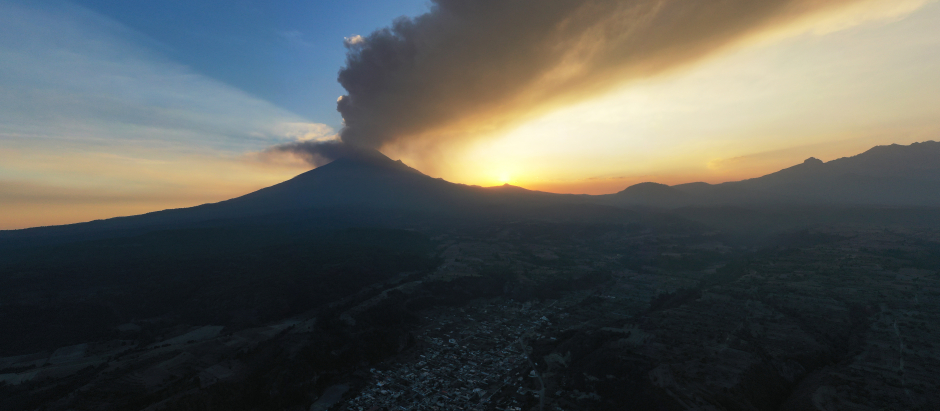 Esta fotografía aérea tomada el 28 de febrero de 2024 muestra el volcán Popocatépetl arrojando cenizas al aire