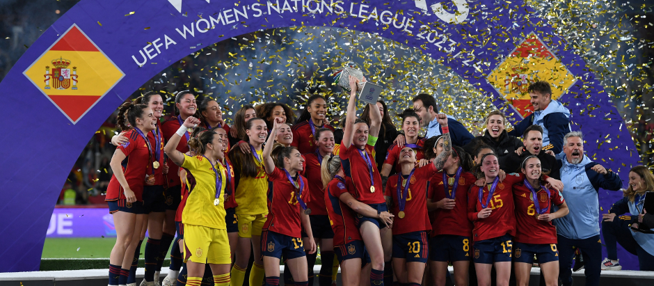 Las jugadoras de la selección celebran el triunfo en la Nations League
