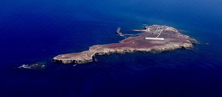 La isla de Alborán, escala de la inmigración ilegal en el Mediterráneo