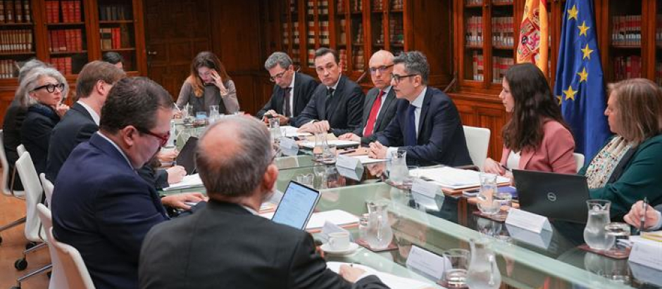 Bolaños responde ante la delegación de la Comisión de Venecia que visitó Madrid
