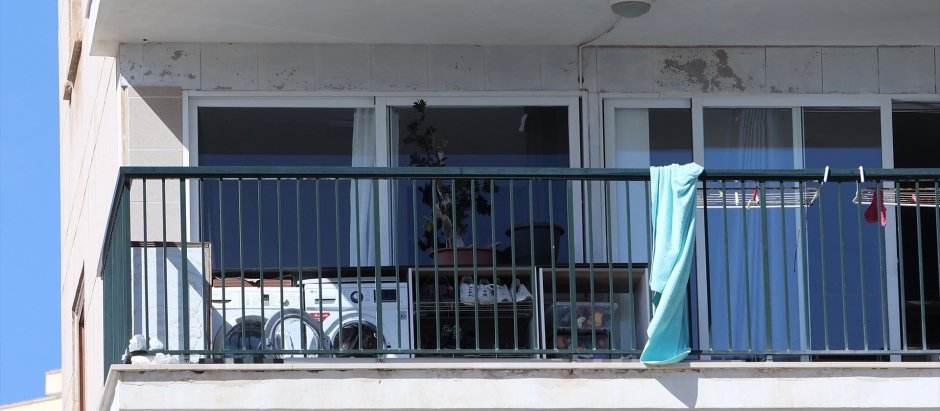 La secadora en el balcón de la vivienda, donde murió un niño de cuatro años en Magaluf (Mallorca)