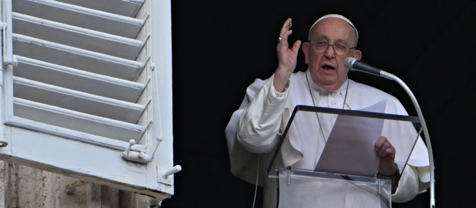 El Papa, asomado a la ventana del palacio apostólico durante el rezo del Ángelus