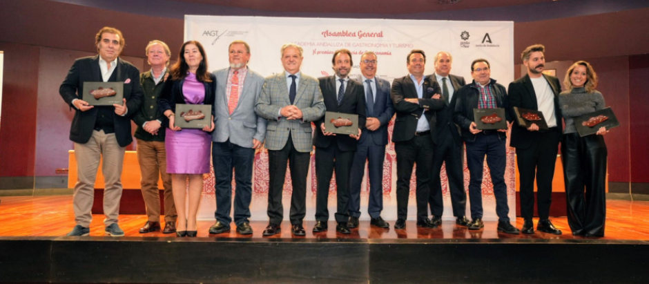 Foto de familia de premiados y autoridades de la X Premios Andalucía de Gastronomía