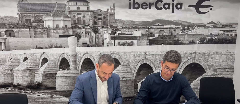 Firma del acuerdo de colaboración entre Ibercaja y Asaja Córdoba