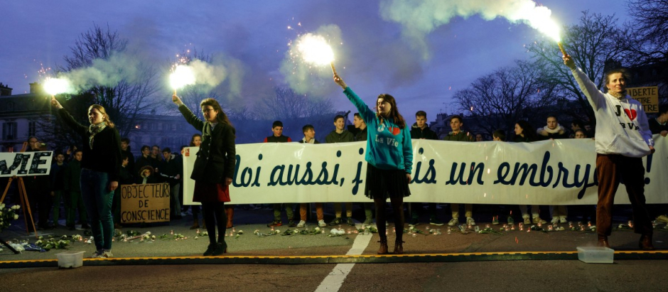 Varias mujeres encienden bengalas en protesta contra las leyes de aborto y eutanasia en una marcha por la vida en Versalles el 4 de marzo