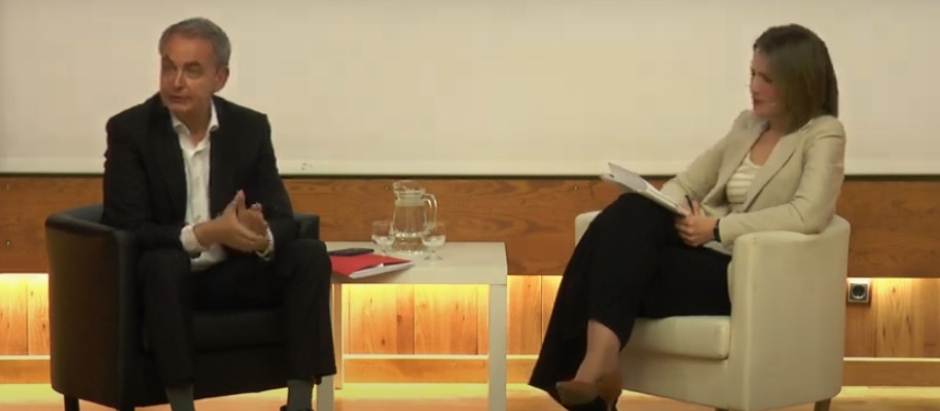 El expresidente del Gobierno, José Luis Rodríguez Zapatero, y la periodista de RTVE Silvia Intxaurrondo durante la jornada de UGT sobre el futuro de TVE