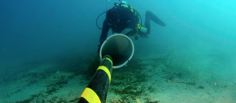 Un operario repara un cable submarino, en una imagen de archivo