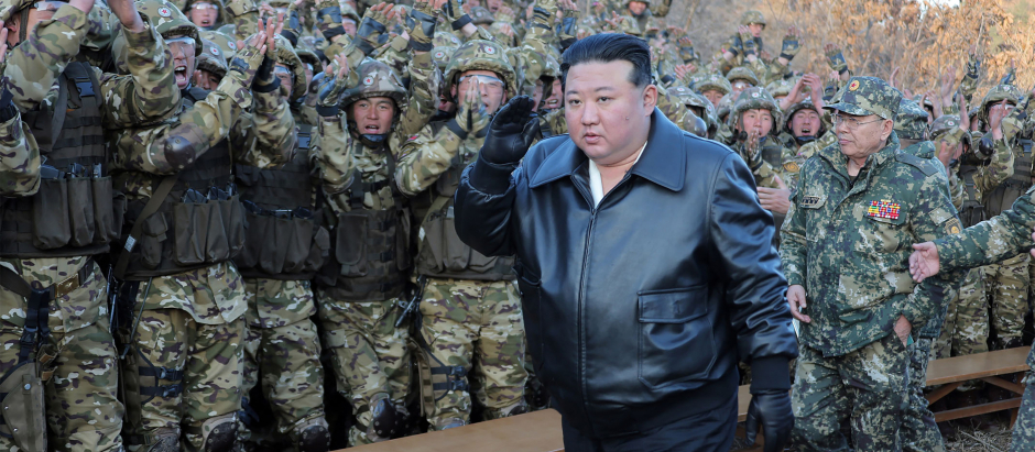Kim Jong Un pasó revista a sus tropas
