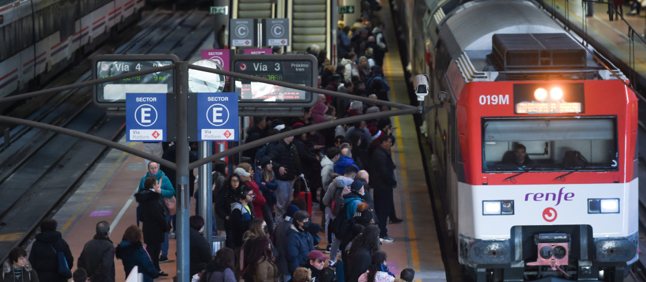 Decenas de personas en un andén de Cercanías en la estación de Atocha