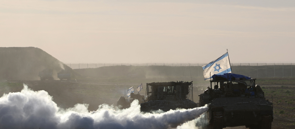 Vehículos militares israelíes saliendo de Gaza