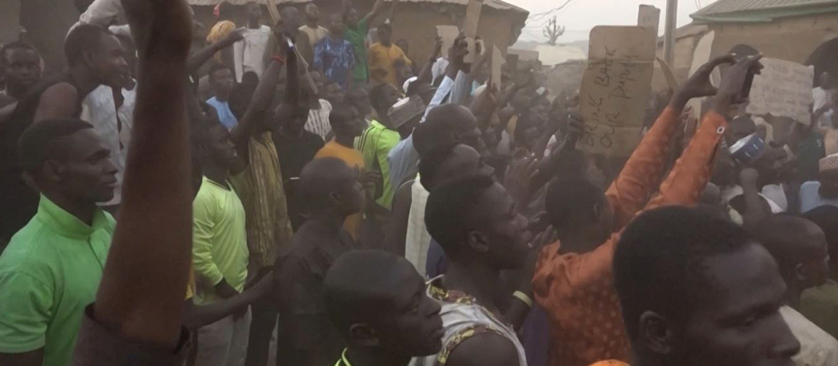 Familias de alumnos secuestrados reunidos durante la visita del gobernador del estado de Kaduna, Uba Sani