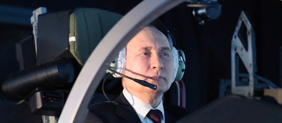 El presidente ruso Vladimir Putin opera un simulador