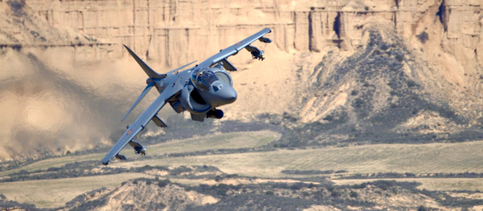 Vuelo de un Harrier AV-8B+ en el polígono de tiro