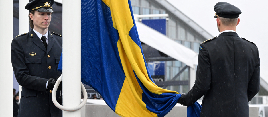 La bandera de Suecia en la sede de la OTAN, en Bruselas