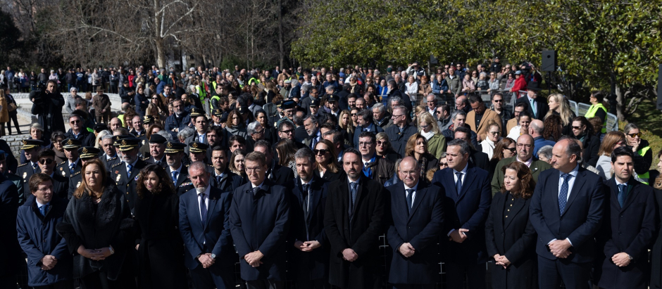 Asistentes al homenaje a las víctimas del 11-M en el Bosque del Recuerdo de El Retiro (Madrid)