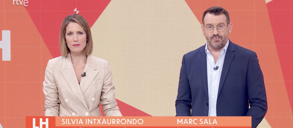 Silvia Intxaurrondo y Marc Sala, en 'La Hora de La 1'