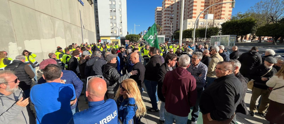 Trabajadores del metal manifestados a las puertas de los juzgados de Cádiz