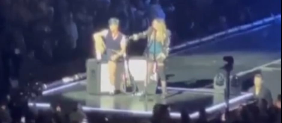 Momento en que Madonna señala al espectador durante el concierto