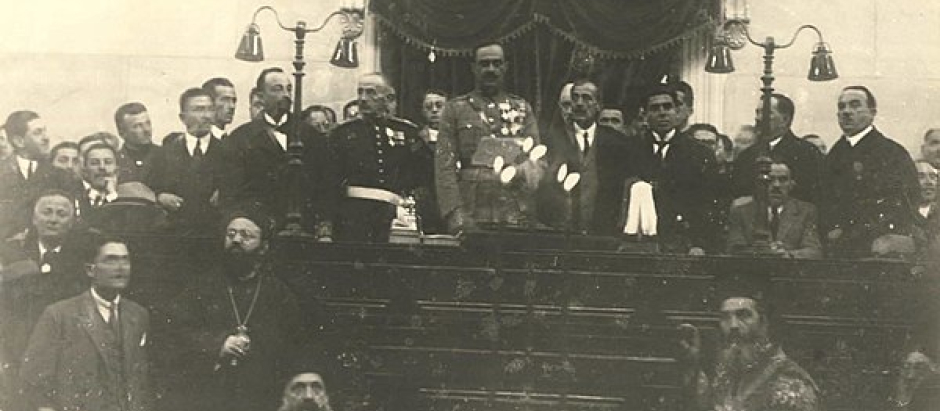 El general Nikolaos Plastiras, líder de la Revolución de 1922, entrega el poder a los políticos (1924