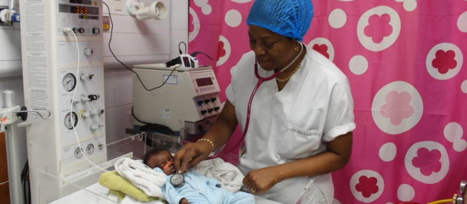 La pediatra con la recién nacida