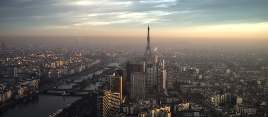 Imagen de archivo de París cubierta por la contaminación