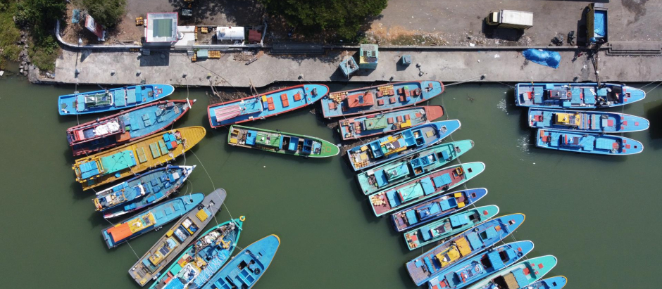 Vista aérea de barcos pesqueros amarrados en el puerto con motivo del primer día del Ramadán en Banda Aceh (Indonesia)