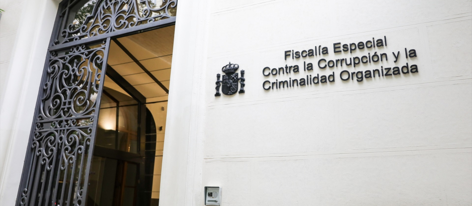 Puerta principal del edificio de la Fiscalía Anticorrupción, en Madrid