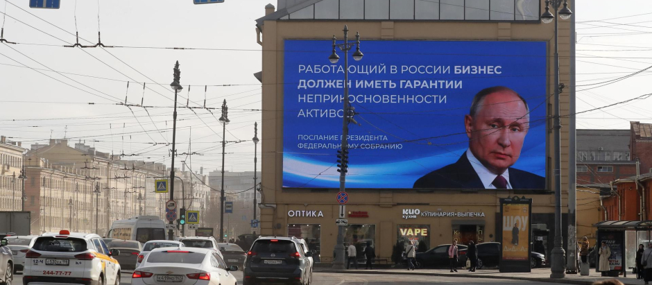 Un enorme cartel digital muestra al presidente ruso y candidato presidencial Vladimir Putin en San Petersburgo, Rusia