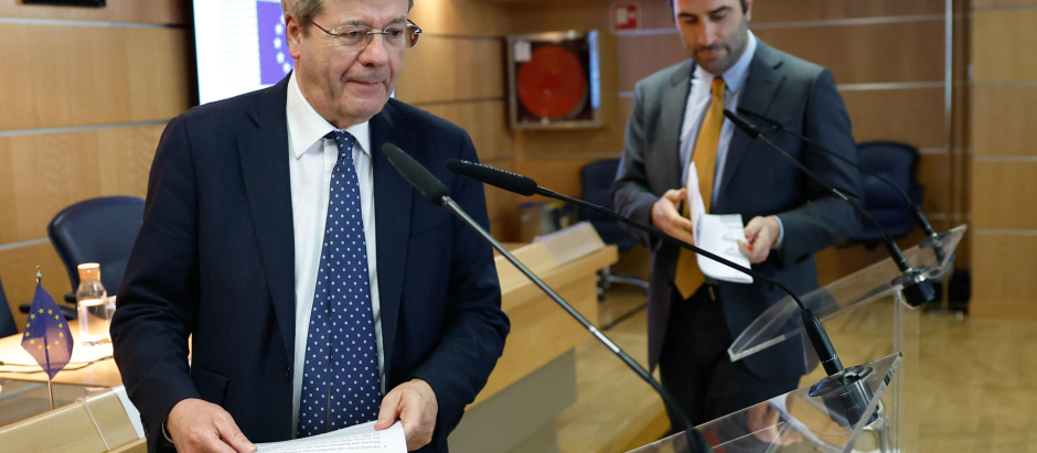 El ministro de Economía, Comercio y Empresa, Carlos Cuerpo (d), y el comisario europeo de Economía, Paolo Gentiloni
