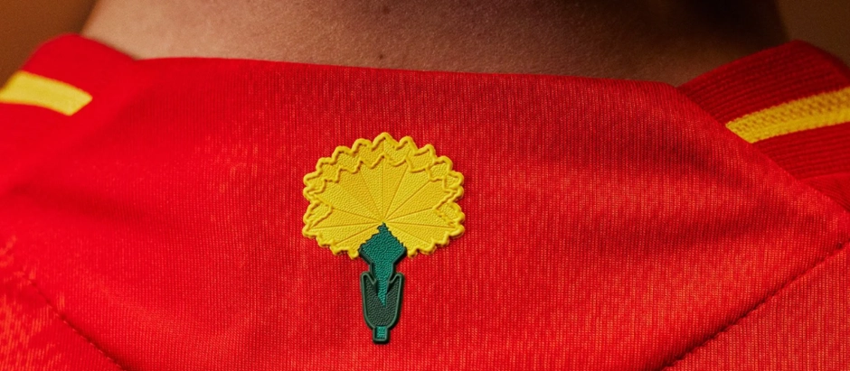 La nueva camiseta de España para la Eurocopa lleva n clavel bordado en la parte trasera
