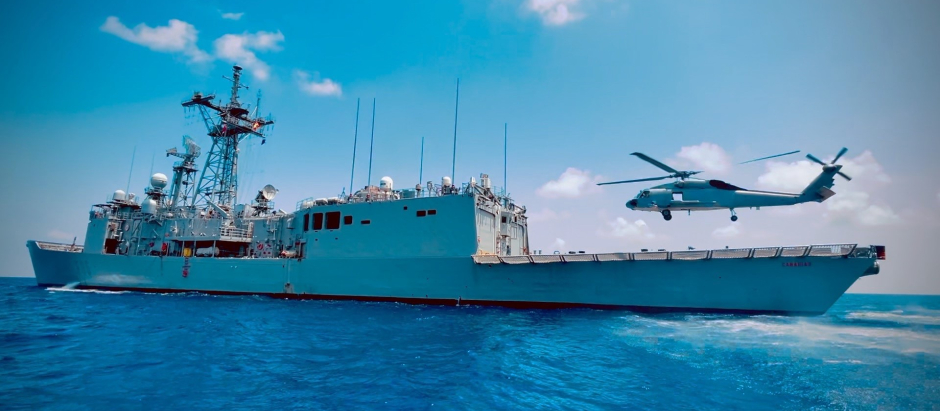 La fragata española Canarias y el helicóptero SH60-F desplegados en la Operación Atalanta