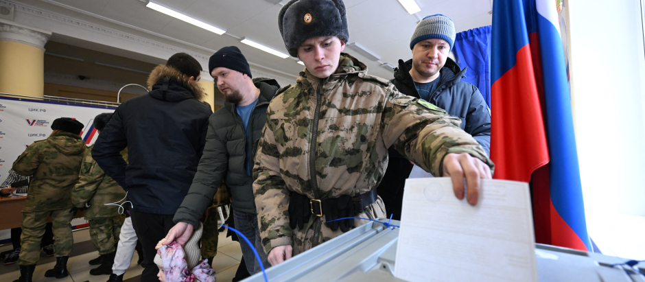 Un miembro del servicio emite su voto en las elecciones presidenciales de Rusia en Moscú