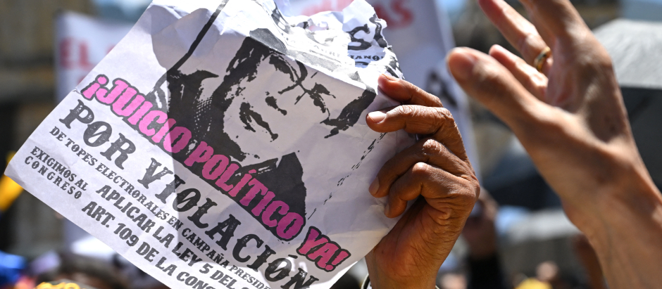 Manifestantes marchan contra el gobierno del presidente colombiano Gustavo Petro