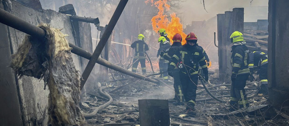 Rescatistas extinguiendo un incendio en el lugar de un ataque con misiles en Odesa.